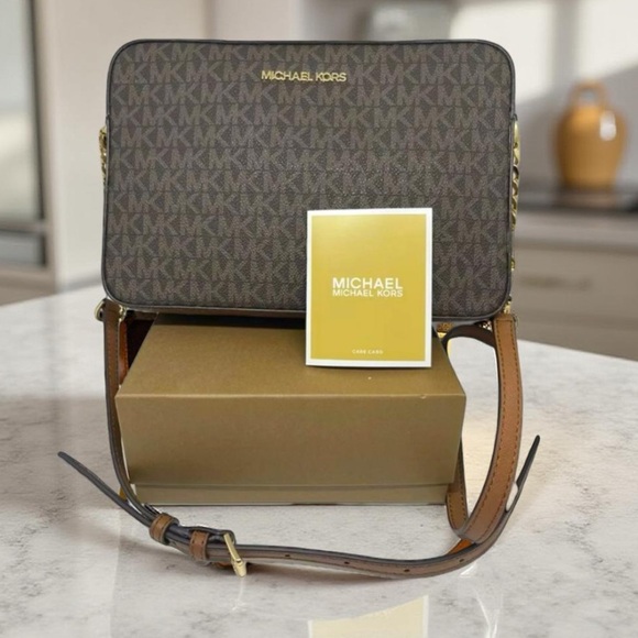 Micheal Kors Crossbody Jet Set Large Logo
Print 10"W x 2.5" D x 6.5"H NWT - Picture 4 of 12